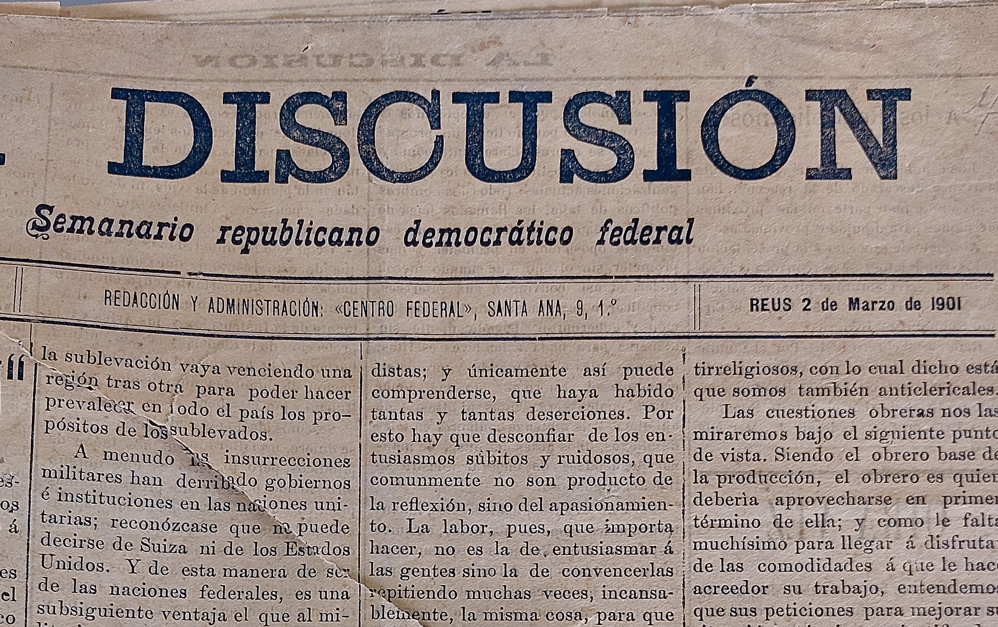 Yellowed newspaper with black ink text, headline "Semanario Repúblicano Democrático Federal," featuring the word "discussion," slightly crumpled with signs of frequent handling.
