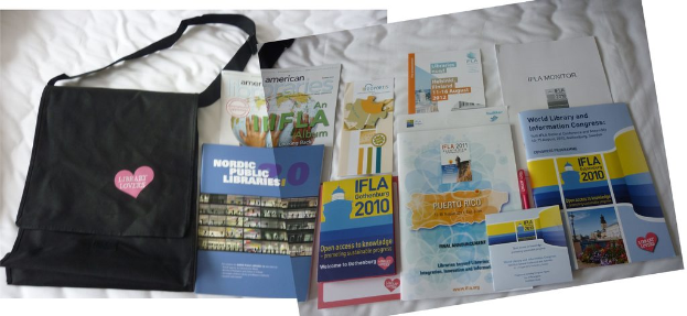 Eine Tasche mit den Worten 'Bibliotheksliebhaber' und einige Bücher auf einem Bett.