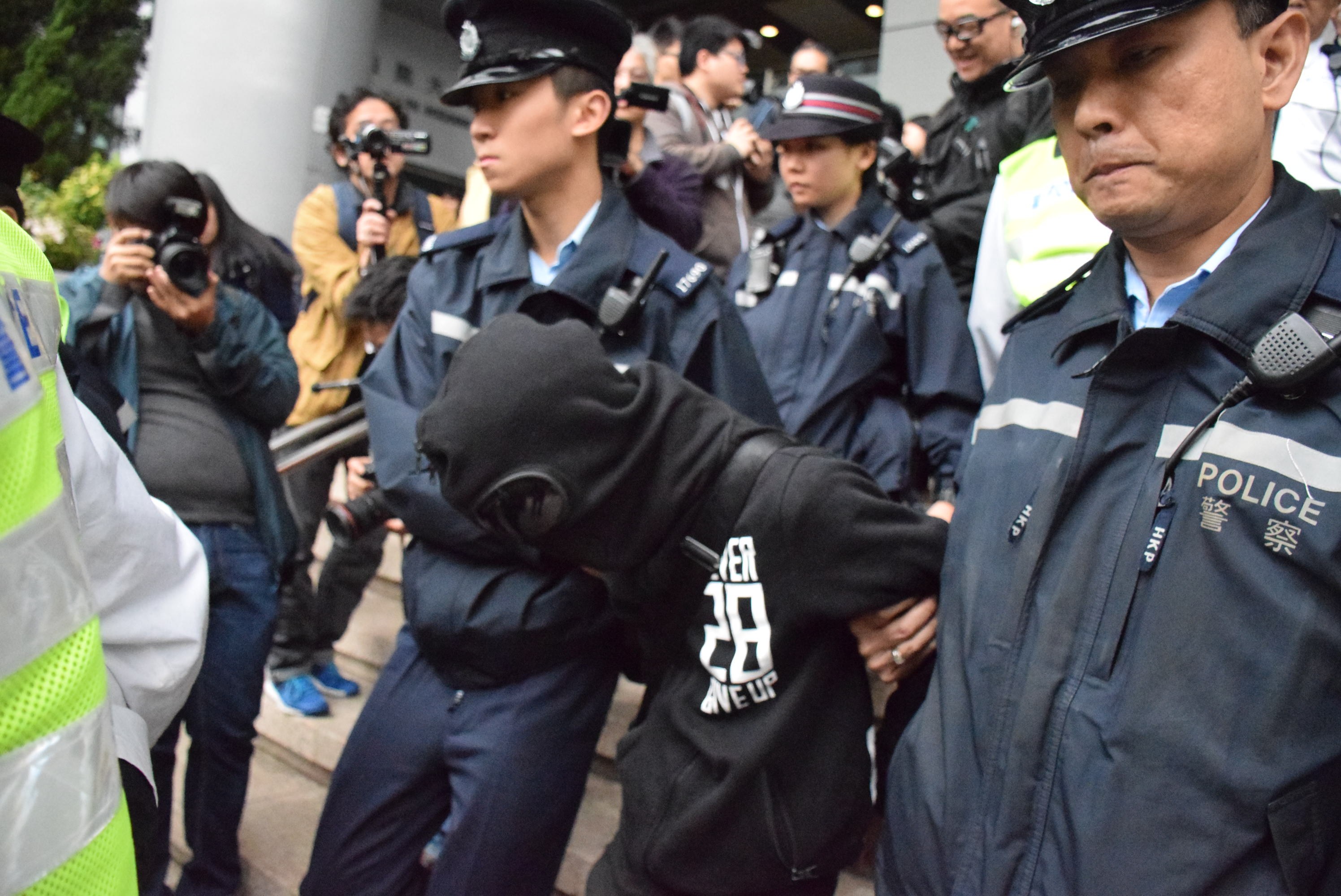 Betrüger gibt sich als Polizist aus und erpresst Kabeltechniker in Quezon City
