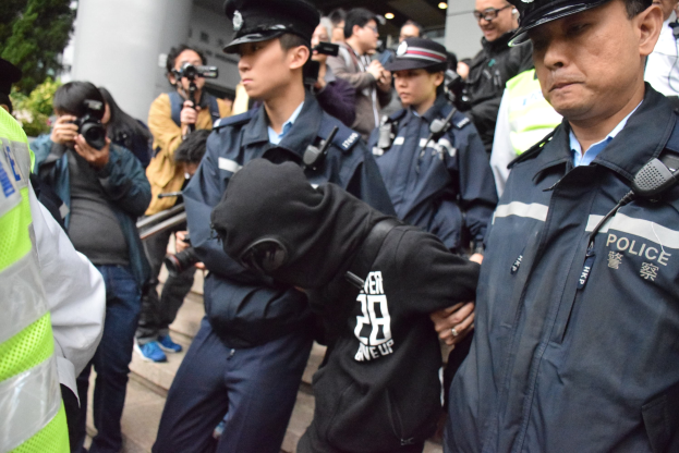 Betrüger gibt sich als Polizist aus und erpresst Kabeltechniker in Quezon City