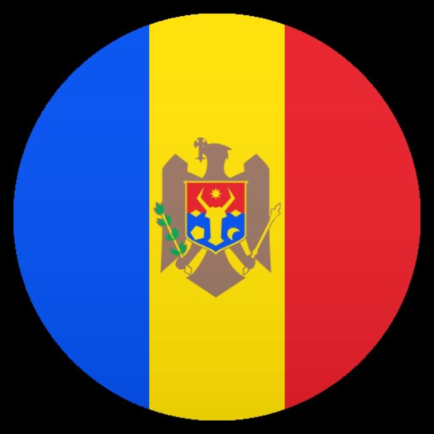 Vertikale Trikolore‐Flagge Moldaus mit blauen, gelben und roten Streifen, die ein nationales Emblem in der Mitte auf einem weißen Streifen zeigt.