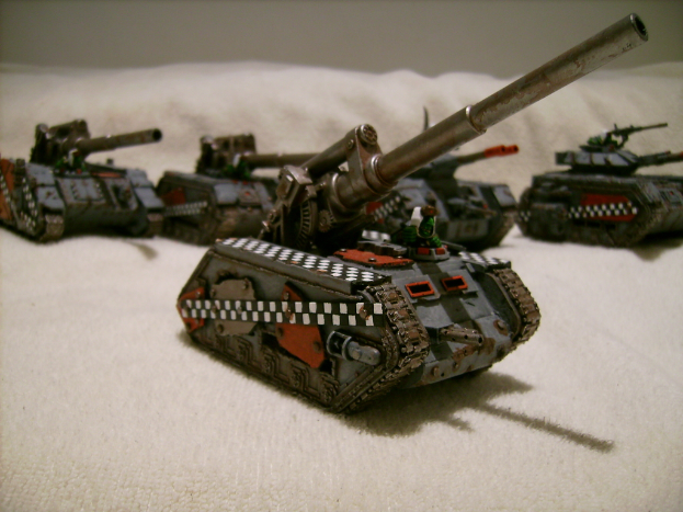 Panzer auf weißem Tuch mit weißem Hintergrund.