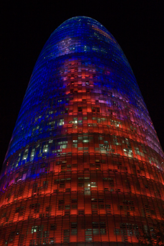 Ein Gebäude ist in der Mitte des Bildes.