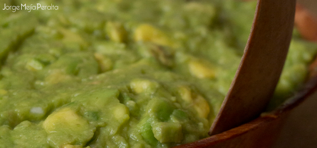 Ein Lebensmittel befindet sich in einem Beh√§lter.