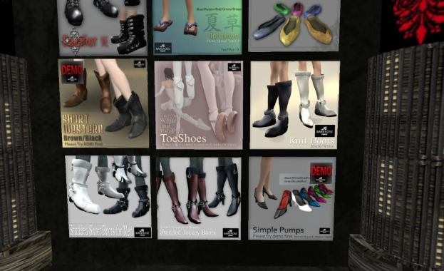 Eine Wand, die mit verschiedenen Schuhwerbungspostern bedeckt ist.