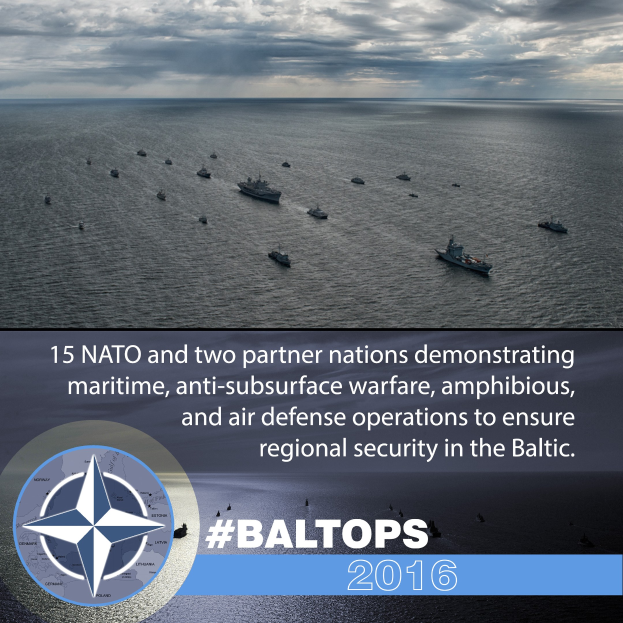 Gruppe von Schiffen auf dem Wasser mit bewölktem Himmel, Text und Logo unten mit der Aufschrift "15 NATO und zwei Partnerländer demonstrieren maritime, anti-unterwasserkriegsführende, amphibische und Luftverteidigungsoperationen, um die regionale Sicherheit im Baltikum zu gewährleisten".