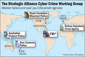 Ein Plakat mit einer mehrfarbigen Karte der Strategic Alliance Cyber Crime Working Group, umgeben von Logos und Namen der beteiligten Organisationen in fetter schwarzer Schrift.