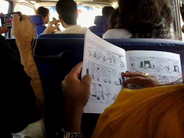 Eine Armbanduhr, Fingerring, Buch und Gadget sind in einem Fahrzeug zu sehen.