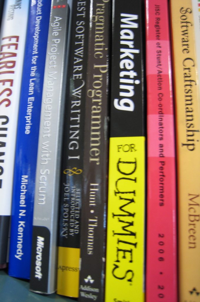 Eine kleine Sammlung von Büchern ist zu sehen.