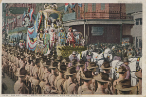Eine alte Postkarte zeigt einen Mardi-Gras-Umzug in New Orleans mit Menschen auf Pferden, einem geschmückten Float mit Fahnen und Gebäuden im Hintergrund. Der Text unten lautet: "The Rex Float, Mardi Gras Carnival, New Orleans".