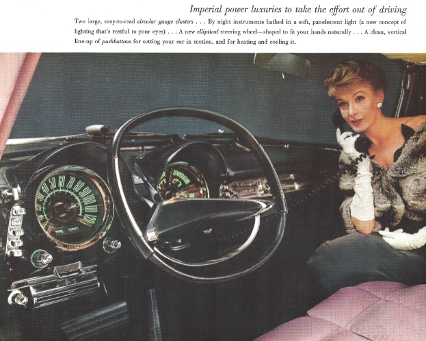 Ein Magazinartikel zeigt das Innere eines Autos mit einem Mädchen auf der rechten Seite, das telefoniert, einem Lenkrad und Tacho in der Mitte und einem Instrumentenpanel auf der linken Seite.