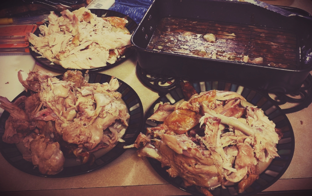 Ein Tisch mit Schüsseln, die Fleisch enthalten.