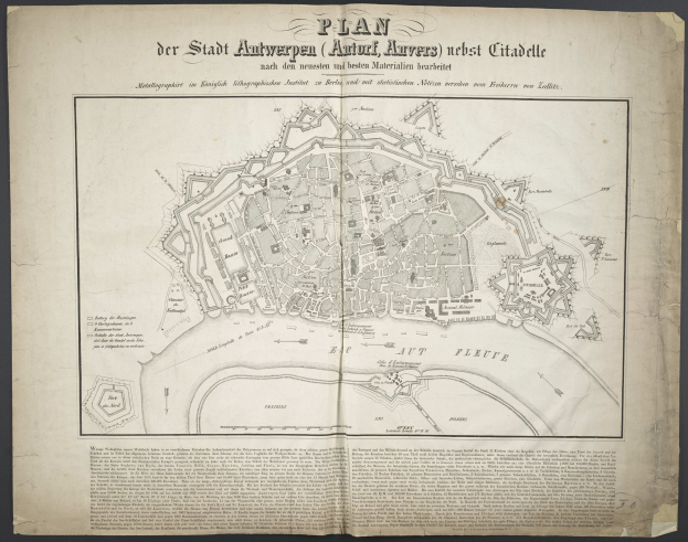 Ein abgegriffenes Buch mit einer alten Karte von Berlin auf dem Cover, das Straßen, Gebäude und Sehenswürdigkeiten zeigt, begleitet von Texten über die Stadt Details.