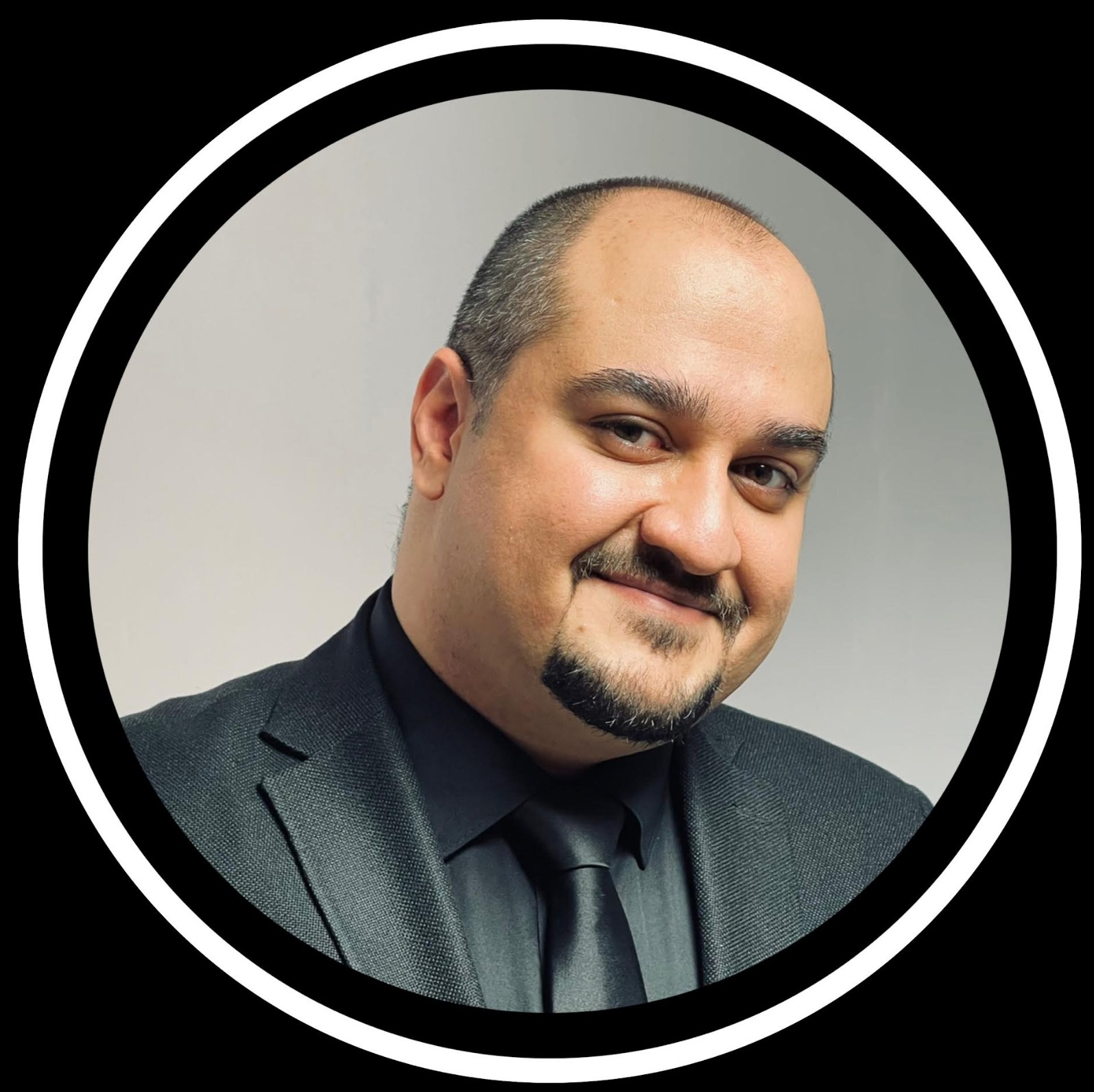 Ein Mann in Anzug und Krawatte mit einem freundlichen Gesichtsausdruck vor einem schwarzen Hintergrund, betitelt als Anwalt in New York City.