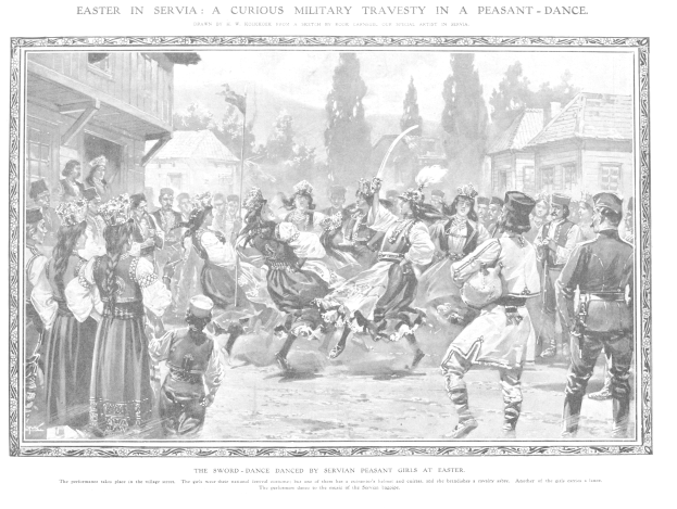 Schwarz-weißes Bild einer tanzenden Gruppe vor einer Menge, mit Häusern und Bäumen im Hintergrund und Text unten mit der Aufschrift "Ostersonntag in Servia: Eine kuriose militärische Travestie in einem Bauern Tanz."