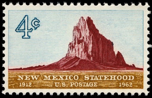 Postage stamp mit "New Mexico Statehood" gegen dunklen Hintergrund gedruckt.