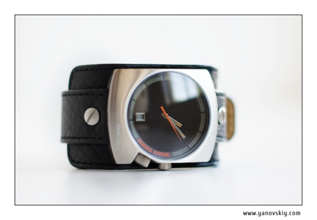 Ein bearbeitetes Bild mit einer Uhr, zwei berufsbezogenen Gegenständen und einem Lederriemen, mit Text in der rechten unteren Ecke.