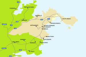 Detailierte Karte von Sardinien, Italien, die Touristenattraktionen, Straßen, Städte, Landmarken und Gewässer hervorhebt, mit zusätzlichen Informationen zu Entfernungen und Standorten.
