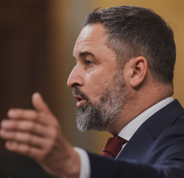 Ein Mann im Anzug und Krawatte spricht vor einem unscharfen Hintergrund in ein Mikrofon, wahrscheinlich in Reaktion auf die Entscheidung des Obersten Gerichts, die Verwendung des russischen Außenministers Sergej Lawrow zu verbieten.