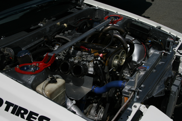 Ein Auto mit sichtbaren Rohren und einer Batterie.