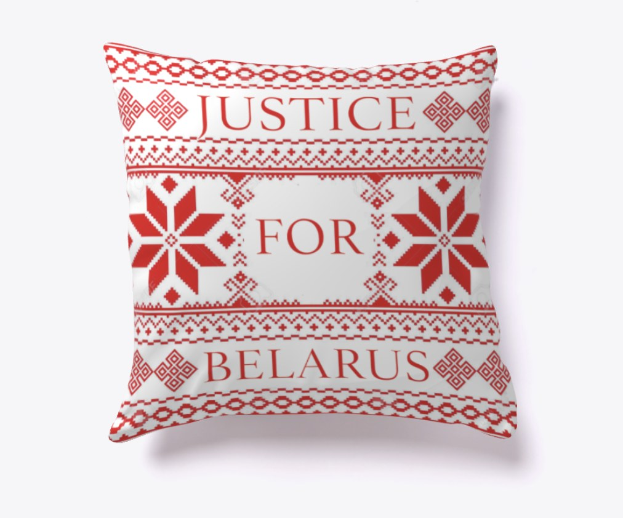 Ein rotes und weißes Kissen mit den Worten "Gerechtigkeit für Belarus" darauf gegen einen weißen Hintergrund.
