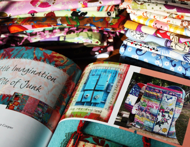 Ein einzelnes Buch mit einem sichtbaren Einband und Cover.