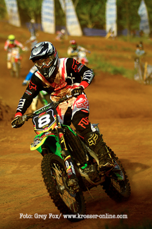 Mehrere Motorradfahrer mit Helmen sind unterwegs, mit Text am unteren Bildrand.