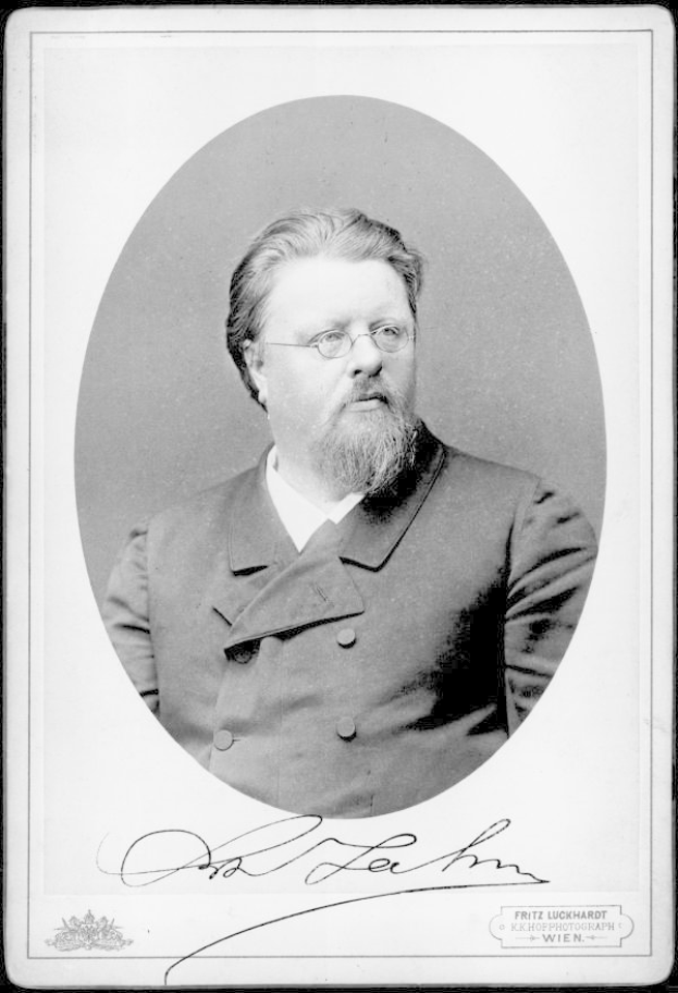 Ein Schwarz-Weiß-Foto eines bärtigen Mannes in einem Mantel und mit Brille, mit dem Text "Fritz Luckhardt, der Gründer der deutschen Kommunistischen Partei" unten.