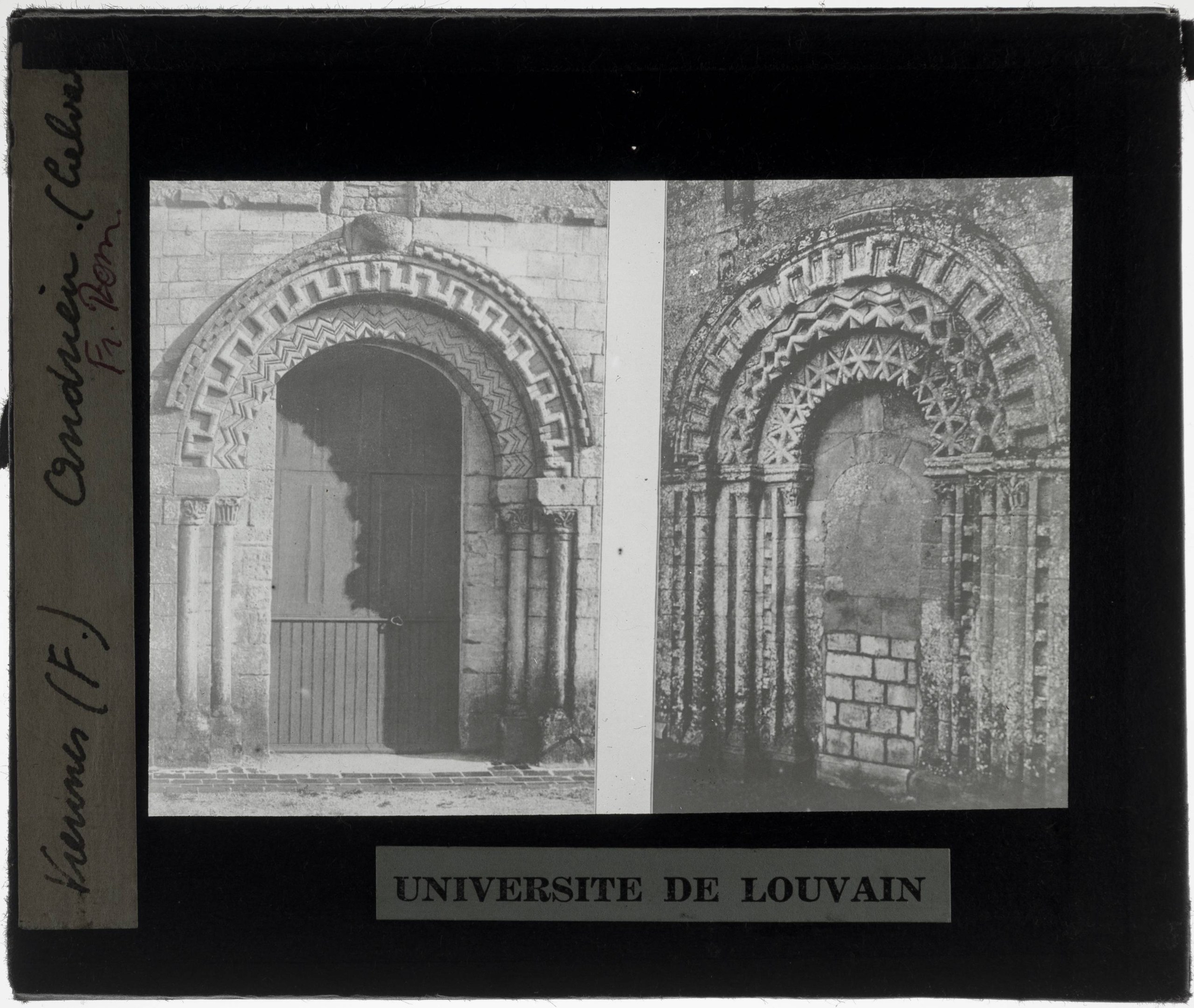 Schwarzes und weißes Foto eines Universitätsgebäudes mit Rundbogenfenstern und einer Tür, Text unten lautet "Universität."