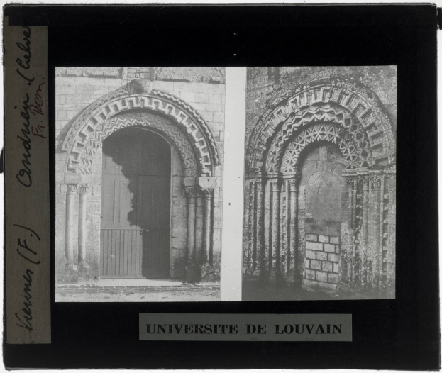 Schwarzes und weißes Foto eines Universitätsgebäudes mit Rundbogenfenstern und einer Tür, Text unten lautet "Universität."