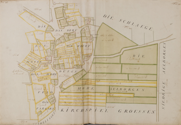 Ein altes Buch mit einer detaillierten Karte von Hamburg, Deutschland, mit Straßen, Gebäuden und Sehenswürdigkeiten, begleitet von Text, der Informationen über die Stadt liefert.