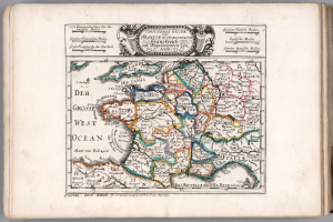 Ein aufgeschlagenes Buch mit einer detaillierten Karte von Deutschland mit ihren Provinzen und Städten, begleitet von beschreibendem Text.