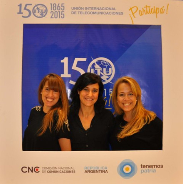 Ein Foto Rahmen mit drei Frauen und einem blauen Hintergrund, umgeben von Sponsorennamen und einem Unternehmensnamen.