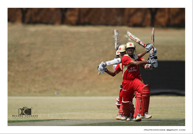 Eine Gruppe von Menschen steht auf dem Boden, alle tragen die gleiche Kleidung und halten einen Schläger, mit Wänden im Hintergrund und einem Wasserzeichen in der linken unteren Ecke.