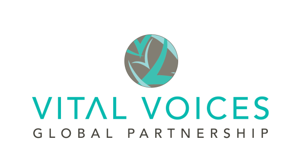 Ein Logo mit den Worten "Vital Voices Global Partnership" in fetter, schwarzer Schrift auf einem weißen Hintergrund, das einen blauen und weißen Kreis mit einer weißen Taube darin zeigt, die Frieden und Hoffnung symbolisiert, umgeben von einem dünnen schwarzen Rand.