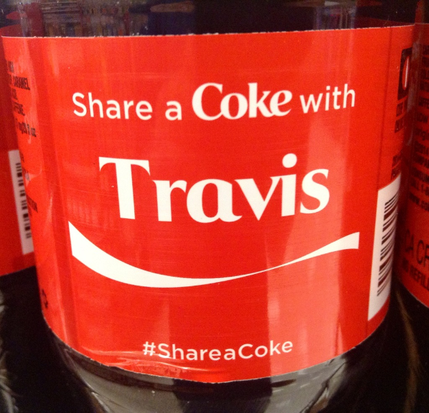 Eine Coca-Cola-Flasche mit dem Aufdruck "Teile eine Coke mit TRAVIS".