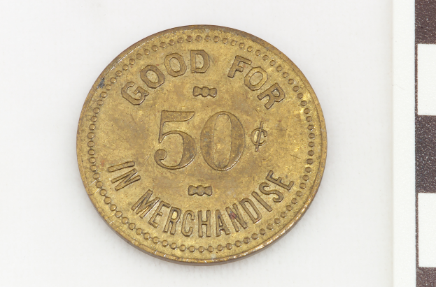 Eine Goldmünze mit der Aufschrift "Gut für 50 im Handel" auf einem weißen Hintergrund.