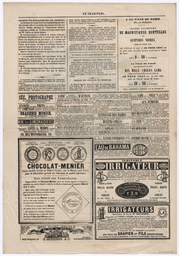 Alte Zeitung mit verschiedenen Anzeigen, Text und Bildern aus der Vergangenheit.