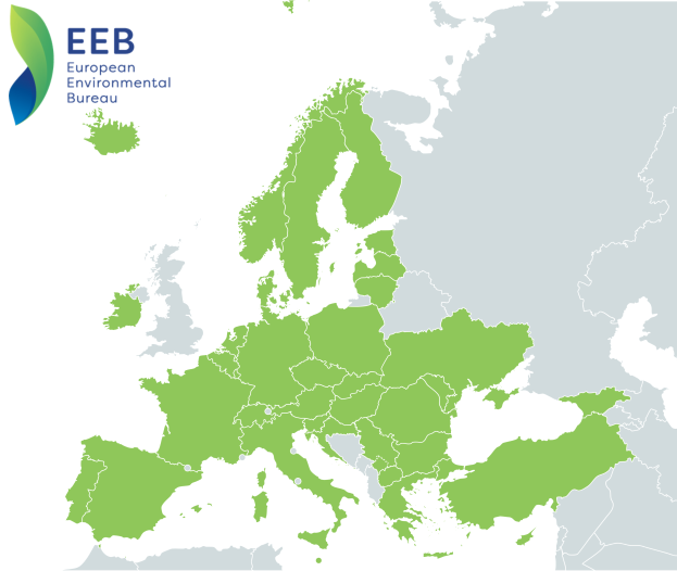Eine Europa-Karte mit verschiedenen Grüntönen, die unterschiedliche EU-Regionen darstellen, und dem Logo des Europäischen Umweltbüros (EEB) oben links.
