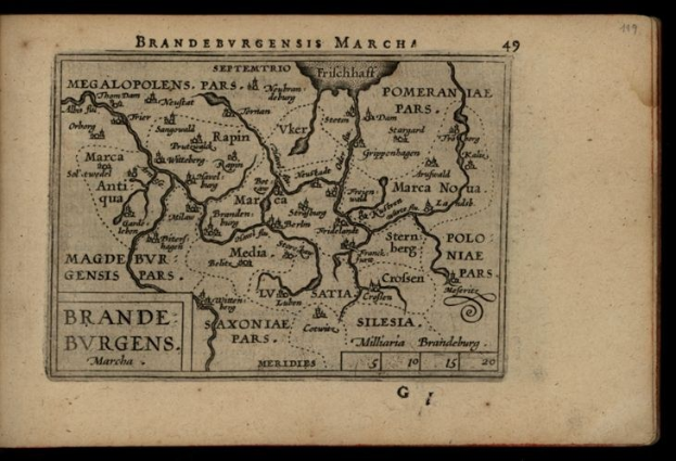 Altes Buch mit schwarzem Hintergrund, das eine detaillierte Karte der Brandenburg-Region Deutschlands zeigt, einschließlich geografischer Merkmale wie Flüsse, Berge und Städte, zusammen mit Texten über die Region.
