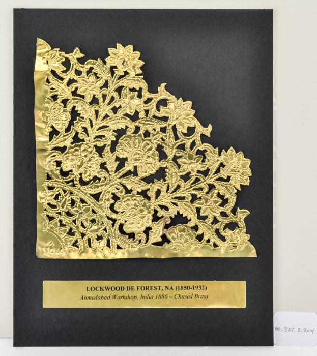 Eine schwarze und goldene Einladungskarte mit floralem Design und aufwendiger goldener Spitzenverzierung auf weißem Hintergrund.